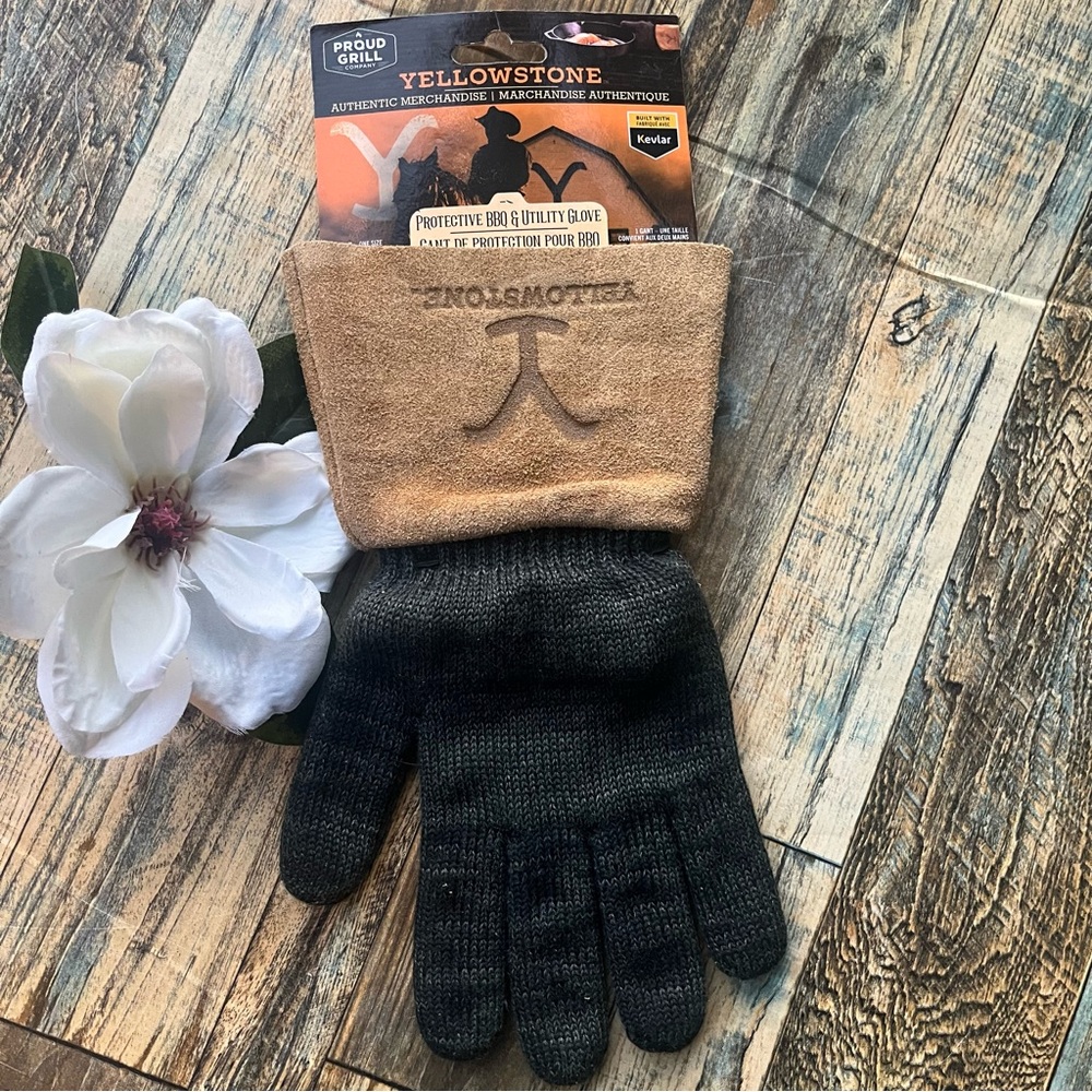 YELLOWSTONE AUTHENTIC MERCHANDISE KEVLAR HEAT PROTECTIVE BARBECUE GLOVES NWT